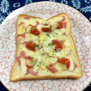 ショルダーベーコンとプチトマトのマヨチーズトースト